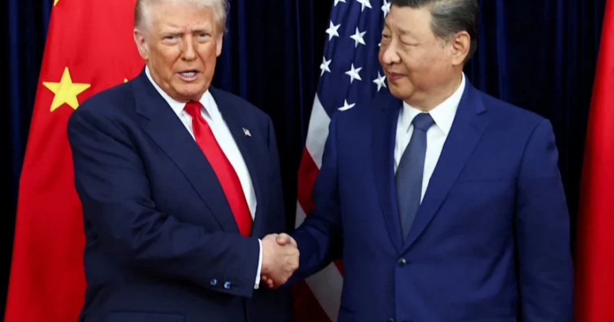 Си Цзиньпин мен Трамп Пусандағы әуе базасында кездесті