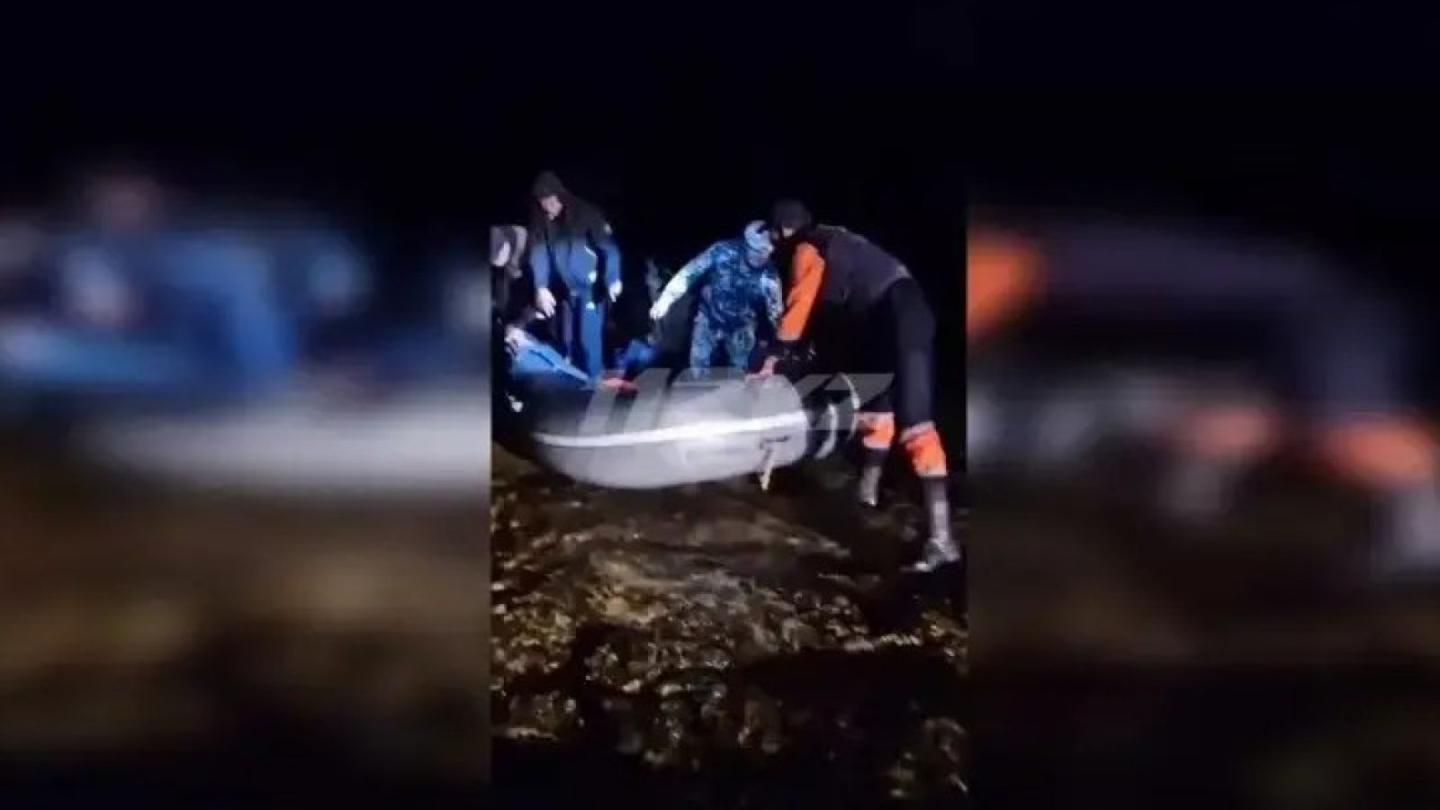 Каспий теңізінде қайыққа мінген үш адамды толқын алып кеткен