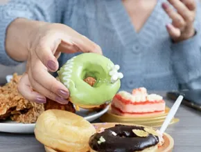 Күйзеліс кезінде неге кей адамдар тоқтаусыз тамақ ішіп, кейбірінің тәбеті қашып кетеді?