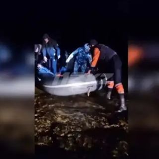 Каспий теңізінде қайыққа мінген үш адамды толқын алып кеткен