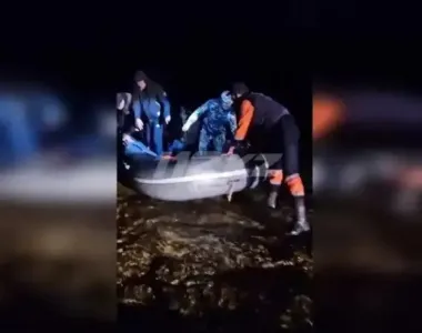Каспий теңізінде қайыққа мінген үш адамды толқын алып кеткен