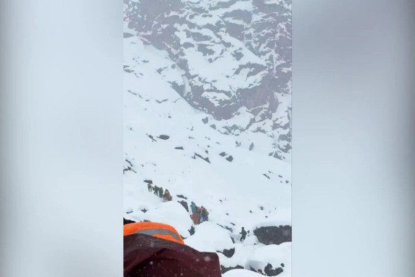 Эвересте қарлы боран соғып, 1000-ға жуық альпинист қар құрсауында қалды