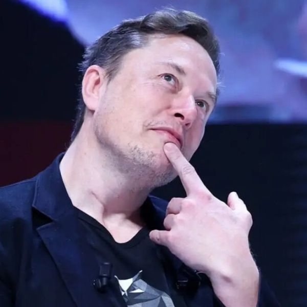 Илон Маск смартфондардың 2030 жылға қарай жойылатынын болжады