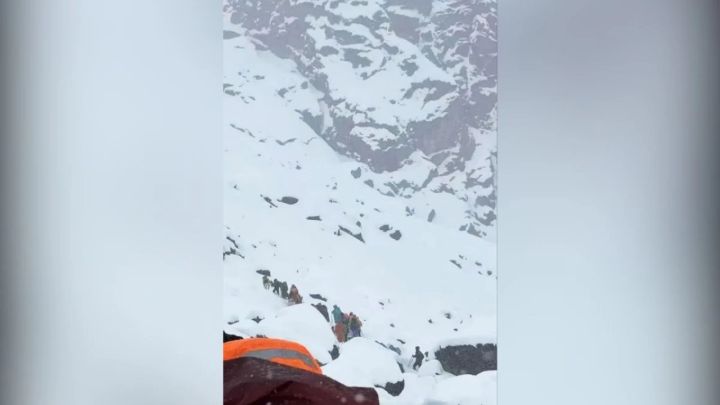 Эвересте қарлы боран соғып, 1000-ға жуық альпинист қар құрсауында қалды
