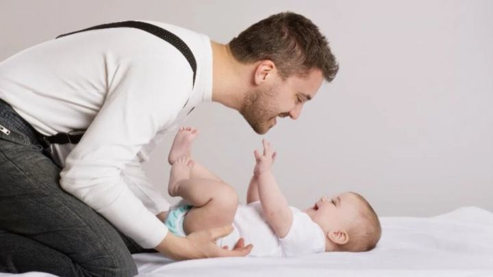 Әкелер де декреттегі уақыт үшін “стаж” жинай алады: Қазақстанда өзгеріс ұсынылды