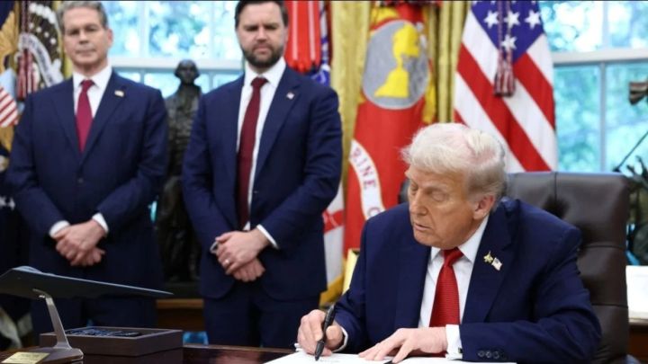 Трамп Эпштейннің құпия файлдарын жариялау туралы заңға қол қойды