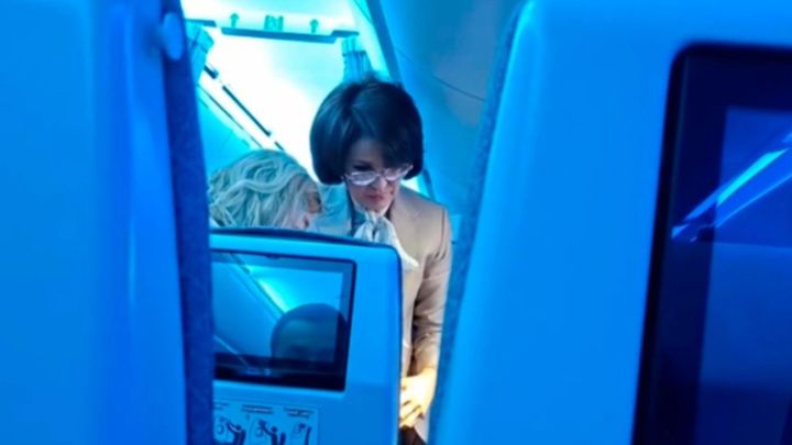 Министр ұшақта есінен танып қалған жолаушыға алғашқы медициналық көмек көрсетті