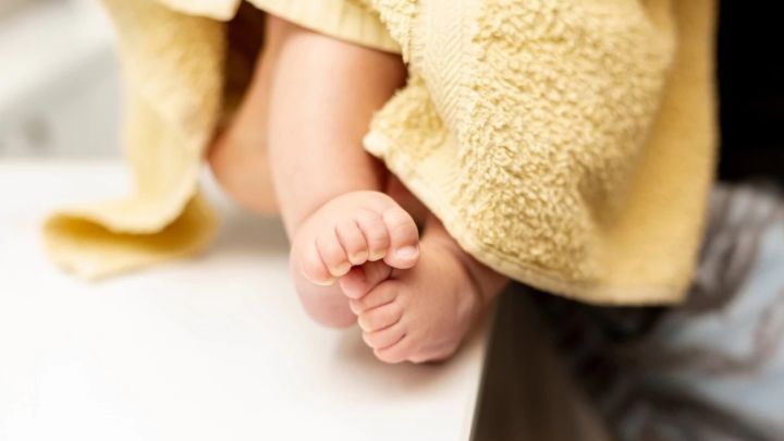 Жаңа туған нәрестені Қазақстаннан әкетпек болған Қытай азаматтары Алматы әуежайында ұсталды