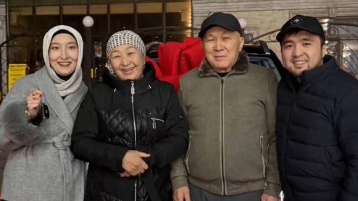 Елдос Сметов жарына қымбат автокөлік сыйлады