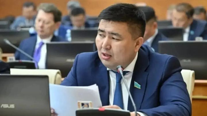 "Сарбаздар өліп жатыр ма, не айтып тұрсыз?": Қорғаныс министрінің сөзі депутаттың ашуын туғызды