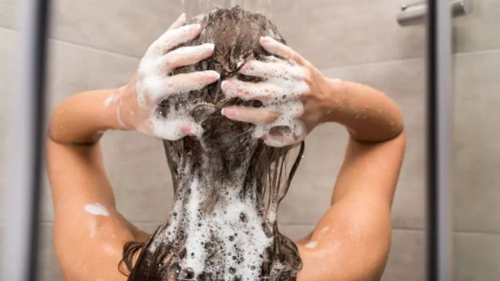 Дәрігер дымқыл шашпен ұйықтау неге зиян екенін түсіндірді