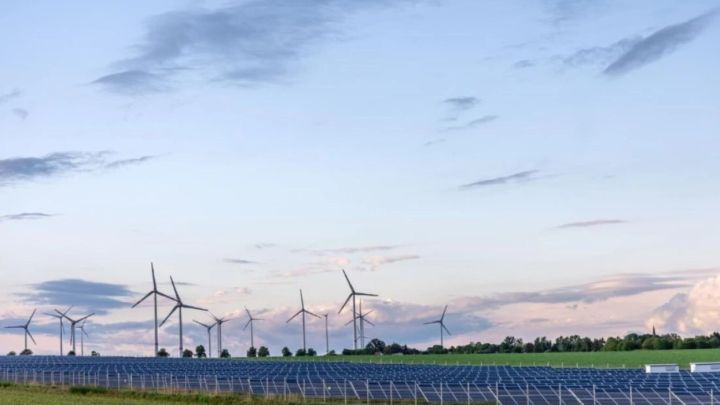 "Жоба құны 2 миллиард доллар": Қытайлық инвесторлар Қазақстанға жел мен күн электр станцияларын салады