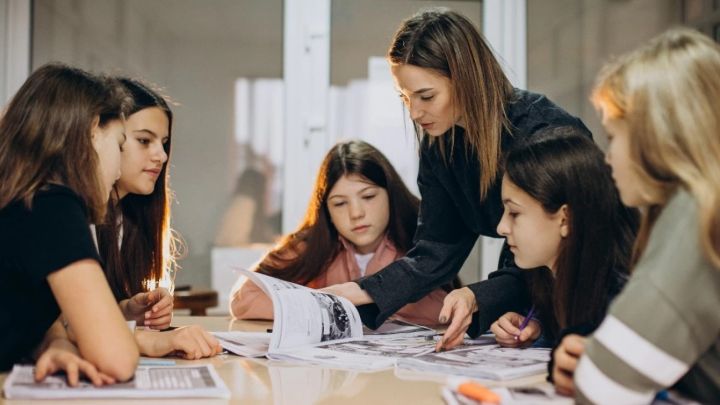 Қазақстанда мұғалімдерді өз жұмысына қатысы жоқ іске жеккендер айыппұл арқалайды