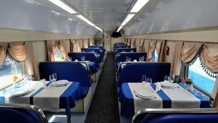 Пойызда ауызашар кезінде су мен құрма тегін беріледі