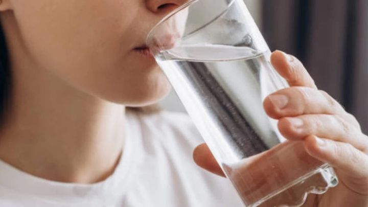 Таңертең аш қарынға су ішуден пайда жоқ – гастроэнтеролог