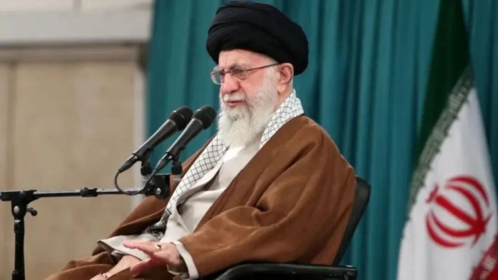 "Имамнан Жоғарғы президентке дейінгі жол": Израиль-АҚШ соққысынан қаза тапқан Әли Хаменеи қандай адам болған?