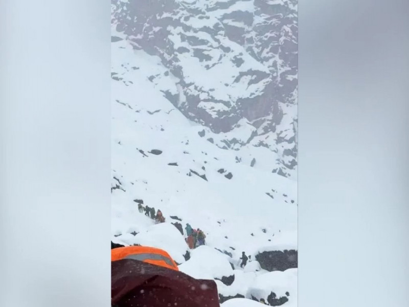 Эвересте қарлы боран соғып, 1000-ға жуық альпинист қар құрсауында қалды